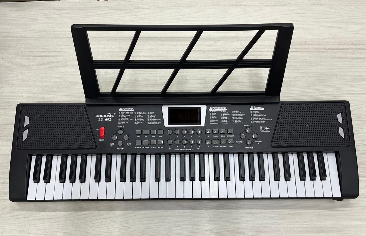 🎹 PIANO CON ATRIL DE 61 TECLAS + Y RECIBE DE OBSEQUIO 🎤MICRÓFONO 🎤