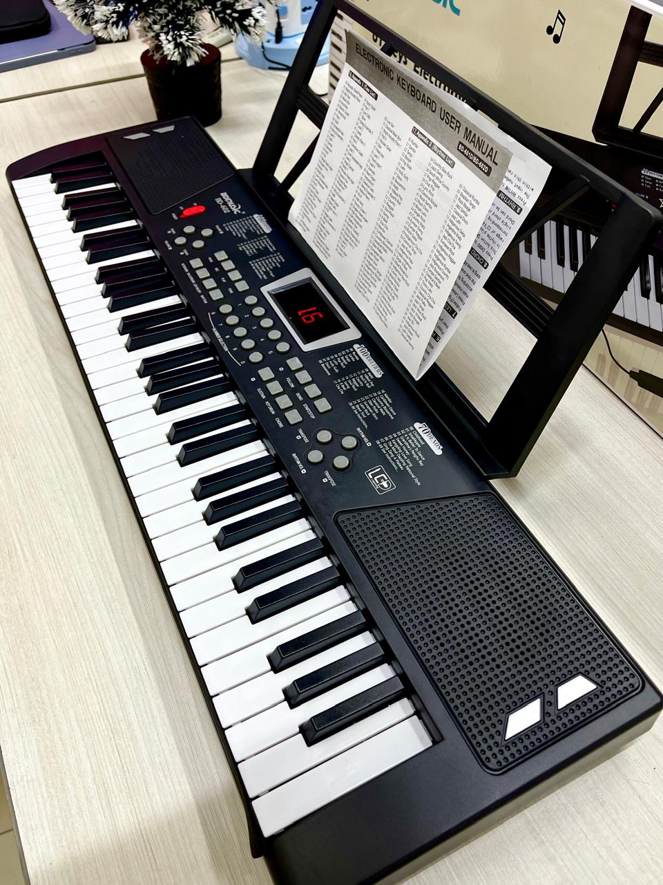 🎹 PIANO CON ATRIL DE 61 TECLAS + Y RECIBE DE OBSEQUIO 🎤MICRÓFONO 🎤